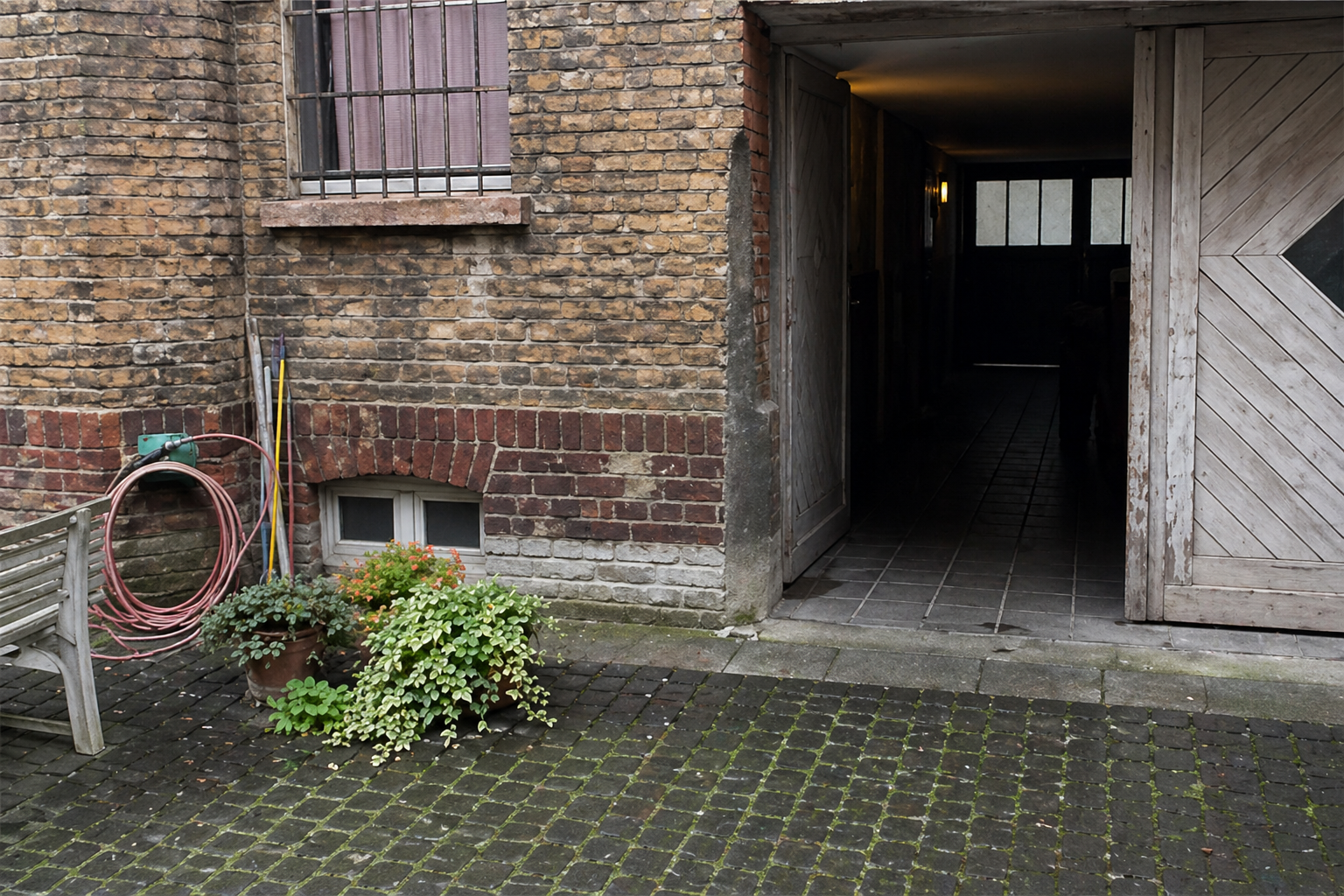 Innenhof aus Durchgangsperspektive